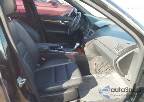 2011 Mercedes-Benz C 300 Luxury/Sport z USA, uszkodzony, nr VIN WDDGF5EB0BF632894